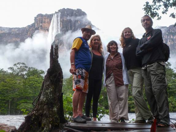 Com nosso grupo na Isla Ratón, em frente ao Salto Angel, no Parque Nacional Canaima, no sul da Venezuela